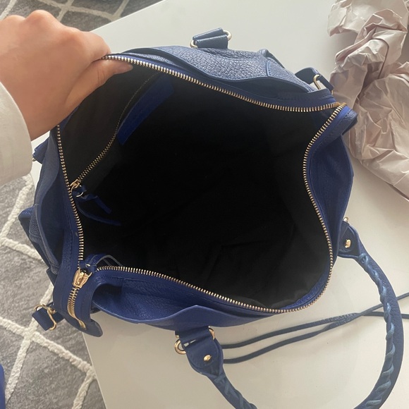 Authentic Balenciaga bag- hardly used. - Picture 6 of 7